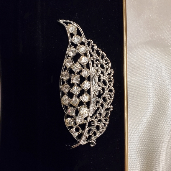 Vintage Jewelry Brooch Leaf With Rhinestones Filigree - Picture 2 of 5